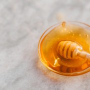 5 Serum Wajah dengan Kandungan Propolis untuk Cegah Jerawat dan Bikin Kulit Glowing