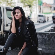 7 Gaya Stylish Shenina Cinnamon, Paling Kece yang Mana ya Kalau Bisa Foto Bareng Song Joong Ki Lagi?