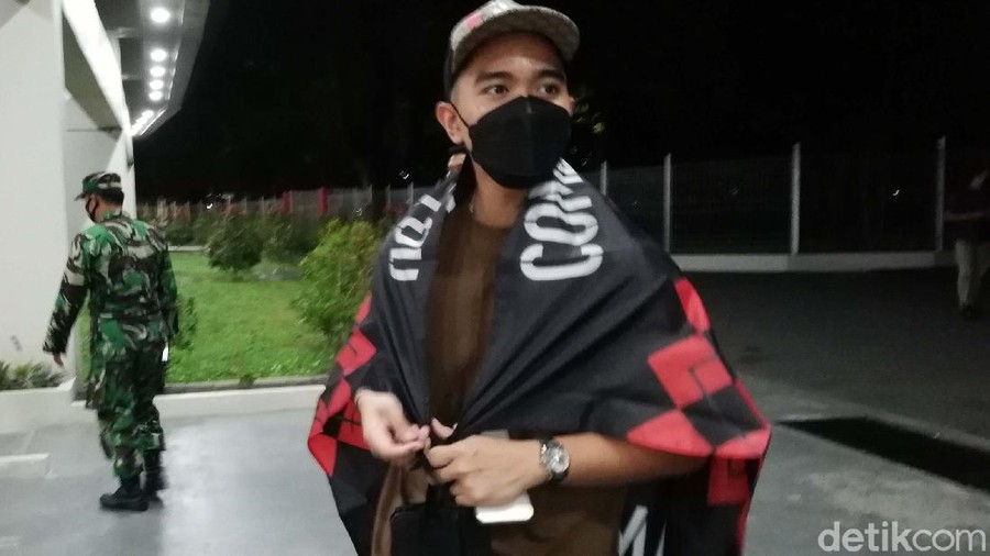 Bos Persis Solo Kaesang Pangarep menyaksikan langsung Derby Mataram antara PSIM Yogyakarta kontra Persis Solo di Stadion Manahan, Solo, Selasa (12/10). Begini gayanya!