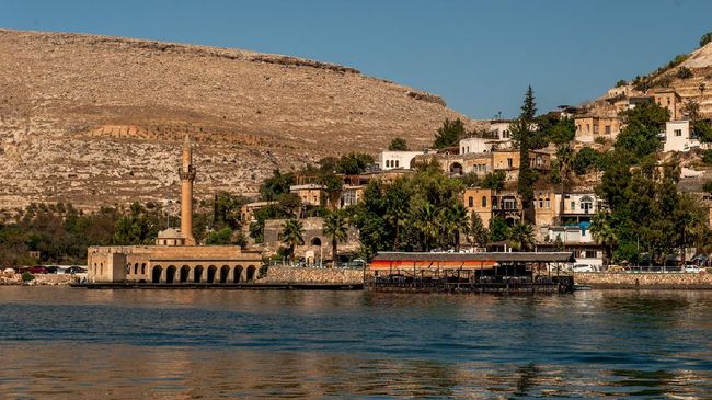 Old Halfeti (Halfeti Lama) merupakan pemukiman kuno yang tenggelam di Turki. Mawar hitam tumbuh di sana sepanjang musim panas.