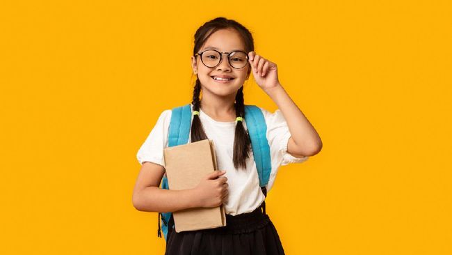 Pasangan suami istri asal Banyuwangi memberikan nama untuk keempat anaknya hanya dengan satu huruf. Keempat anaknya adalah V, J, L, dan N.