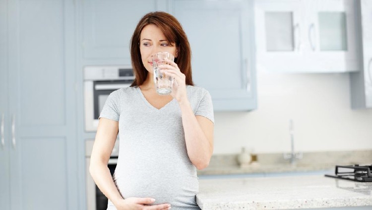 Ilustrasi ibu hamil minum air es