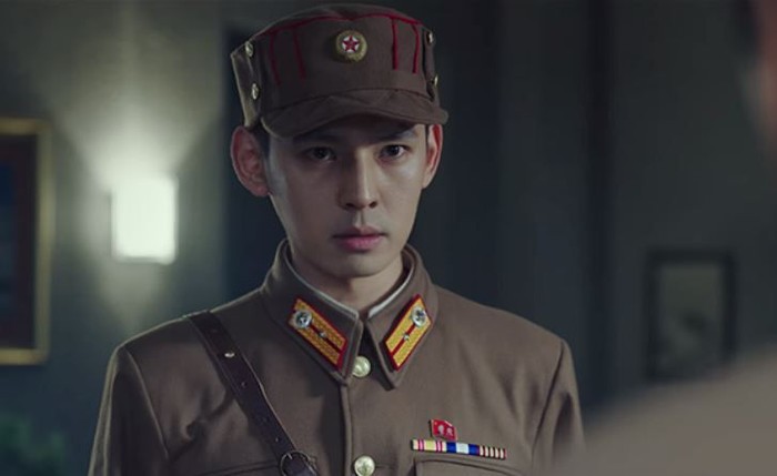 Kang Hyung-suk juga berperan di drama hits, Crash Landing On You. Kali ini Hyung-suk berperan sebagai salah satu bawahan dari Cho Cheol Gang. Ada yang ngeh? / Foto: naver.com