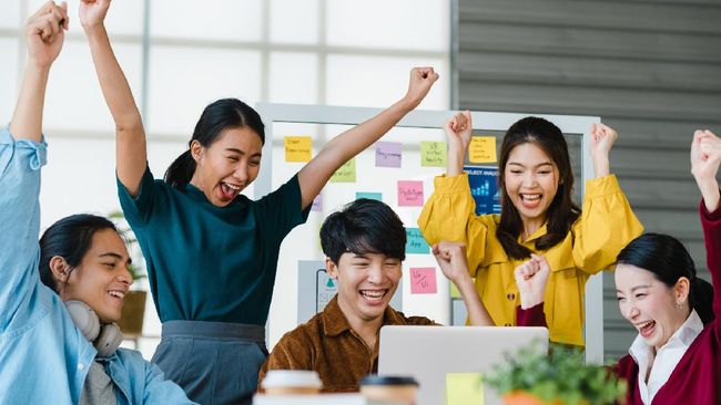 Menurut Pakar, 5 Cara Ini Bantu Kamu Jadi Lebih Bahagia di Tempat Kerja, Yuk Lakukan Mulai Besok!