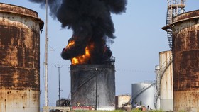 Kilang Minyak di Irak Meledak Diserang Rudal