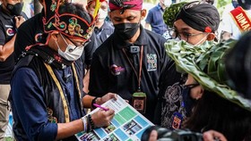 Kunjungi Desa Tinalah, Sandiaga Hadiahi Anak Kecil Laptop