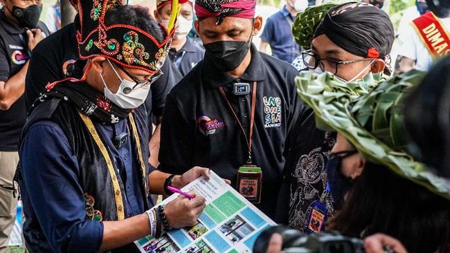 Kunjungi Desa Tinalah Sandiaga Hadiahi Anak Kecil Laptop