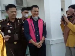 Begini Ekspresi Kadis ESDM Riau Usai Ditetapkan Jadi Tersangka Korupsi