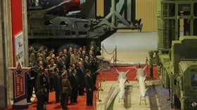 Anggota Orkes Korut Tampil dengan Kaus Gambar Kim Jong-un