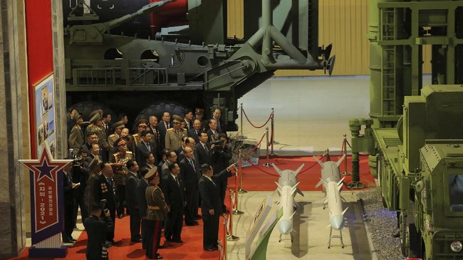 Seorang konduktor orkestra terlihat mengenakan kaus bergambar Kim Jong-un saat tampil di sebuah pameran pertahanan Korut.