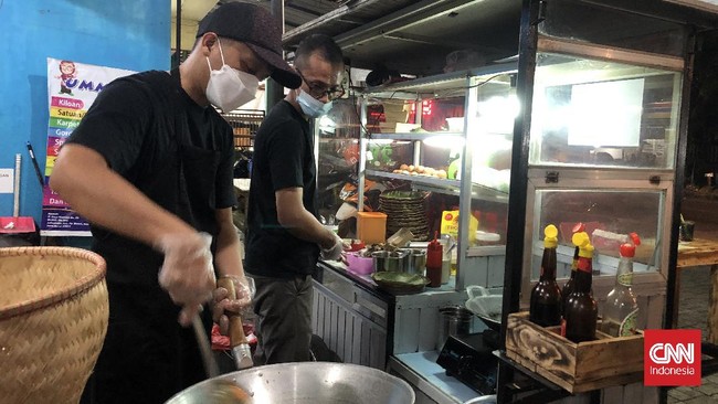 Juliandi Tigor Simanjuntak kini berjualan nasi goreng usai dipecat KPK. Hidangan rasa pedas dan laku keras disambut warga setiap malam.
