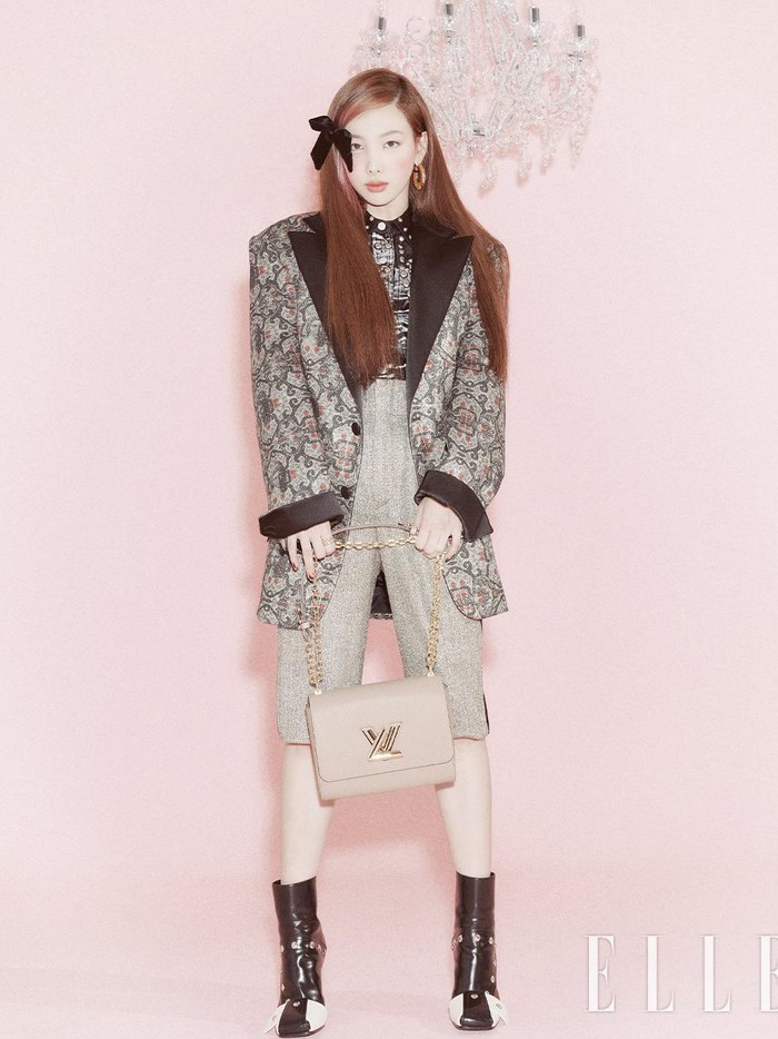 Dengan image kecantikan Nayeon yang pure dan natural, Nayeon tampil memukau dalam pemotretan kali ini yang dihiasi dinding berwarna pink pastel. Outfit yang dikenakannya pun mencerminkan vibes musim gugur yang chic!/Foto: twitter.com/JYPETWICE