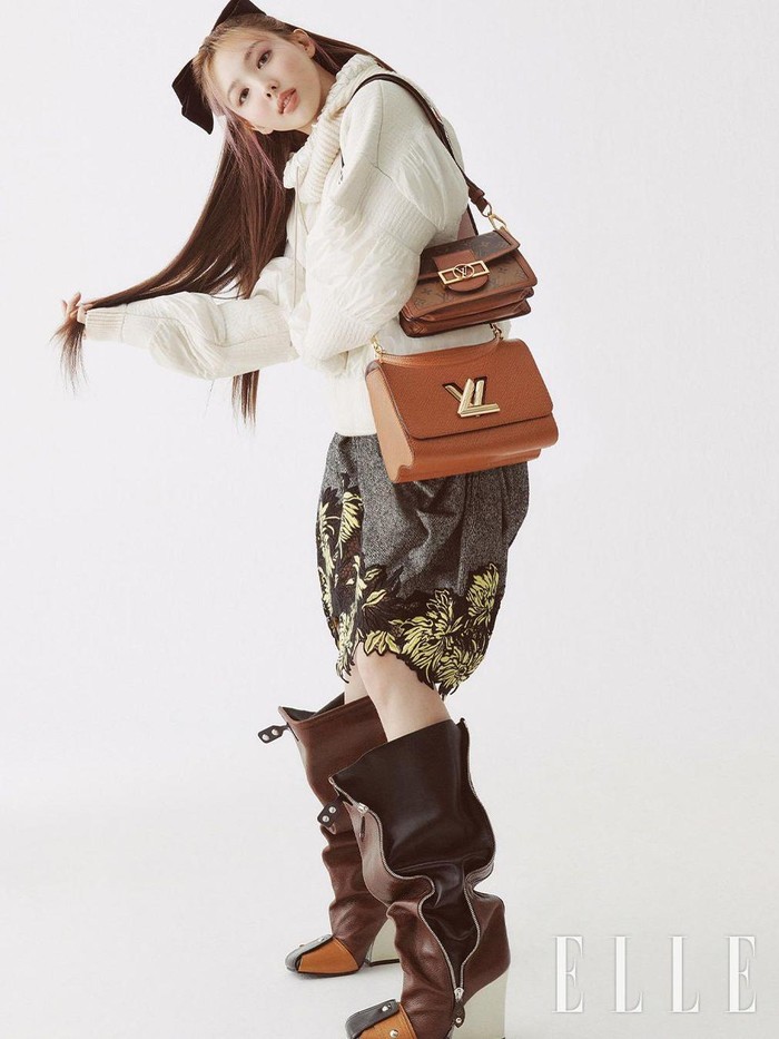 Dengan gaya rambut half-ponytail yang manis, penampilan Nayeon dengan oversized outfit juga makin terlihat menggemaskan. Memamerkan dua tas dari brand Louis Vuitton, pemotretan Nayeon kali ini pun menuai banyak pujian dari fans!/Foto: instagram.com/ellekorea