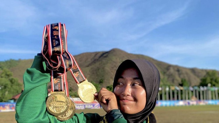 Bunga Arbela peraihan 3 medali emas di cabang olahraga Panahan dengan nomor aduan individu putri, beregu putri, dan aduan beregu mixtim, pada ajang PON 2021.