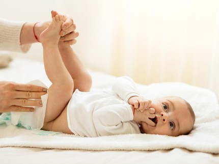 Mengenal BAB Bayi Baru Lahir atau Newborn yang Sehat dari Tekstur hingga Warna