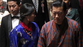 Raja Bhutan Naik Kuda hingga Jalan Kaki Vaksinasi Rakyatnya