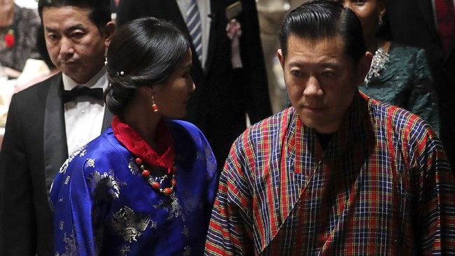Raja Bhutan, Jigme Khesar Namgyel Wangchuck, naik turun gunung naik mobil, menunggang kuda, hingga jalan kaki untuk melakukan vaksinasi rakyatnya.
