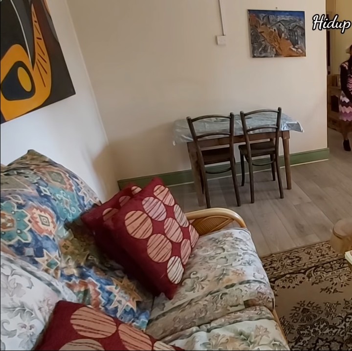 <p>Dari dalam, rumah Ima juga amat sederhana namun tetap nyaman. Berikut potret ruang tengah yang langsung nyambung dengan ruangan lainnya. (Foto: YouTube: Ima Vandam Channel)</p>