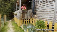 <p>Adalah Ima, wanita Madura yang menikah dengan Vandam, pria asal Inggris yang hidup dengan minimalis di tengah hutan Eropa, Bunda.  (Foto: YouTube: Ima Vandam Channel)</p>
