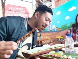 Seru! Ini Sensasi Makan Sate Bebek Sepanjang 50 Cm di Banyumas