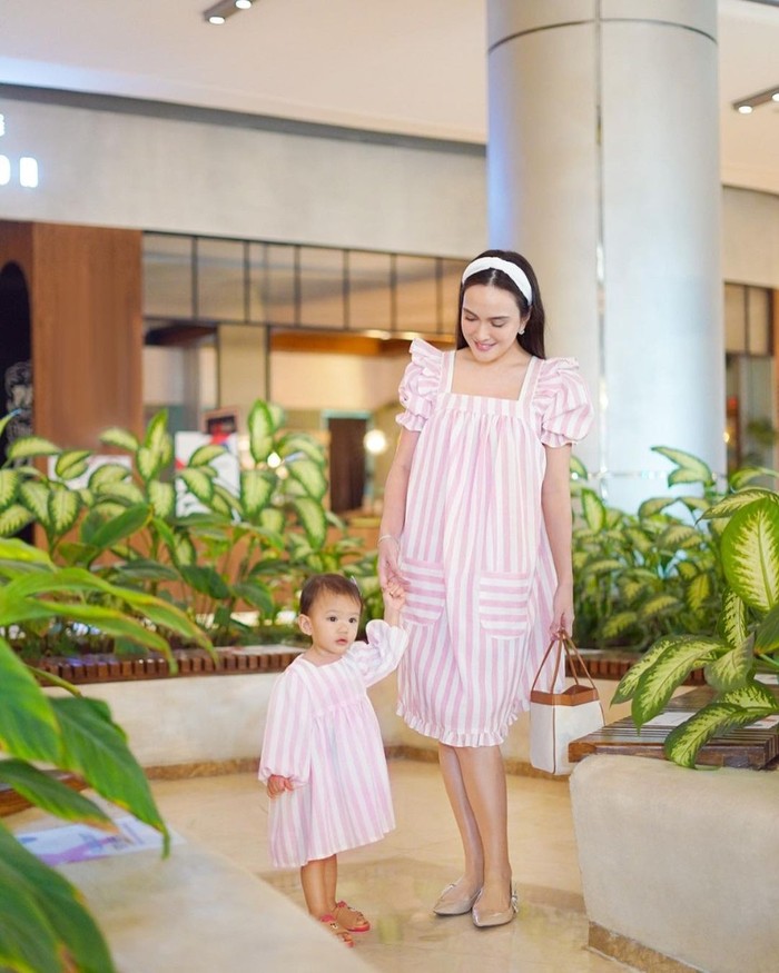 Rabu, 12 Februari 2020 pasangan Shandy Aulia dan David Herbowo diberi anugerah tak terhingga, yaitu kehadiran buah hati sehat yang diberi nama Claire Herbowo. Setahun lebih berlalu, kini Claire menjadi putri cantik yang menjadi partner terbaik mommy-nya. (Foto: Instagram.com/Shandyaulia)