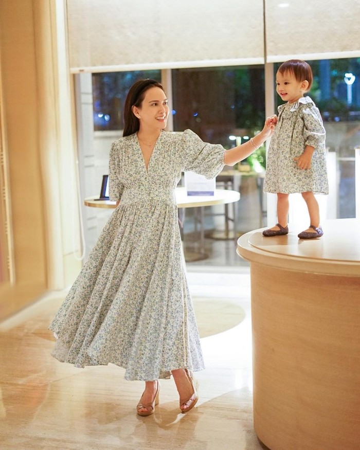 Seperti salah satu potretnya ini, Shandy Aulia dan Claire tampak saling tertawa bahagia. Keduanya kompak menggunakan outfit berwarna hijau cerah dengan motif bunganya. Ternyata outfit yang digunakan oleh keduanya ini merupakan koleksi dari clothing line milik Shandy sendiri lho! (Foto: Instagram.com/Shandyaulia)