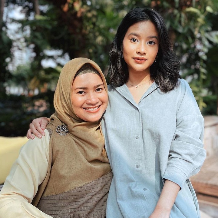 <p>Sebagai orang tua, Ikke mengaku bangga dengan pencapaian putrinya di bidang pendidikan. Ia juga selalu mendukung dan mendoakan pilihan karier sang putri, Bunda. "Di saat bingung mau memulai bicara dari mana. Kita awali dengan ketawa bareng dulu aja. Nak.. Semoga Allah memudahkan kan segala urusan ya.. Aamiin," tulis Ikke, dikutip dari laman Instagram @ikkenurjanah0518, belum lama ini. (Foto: Instagram @adirakania)</p>