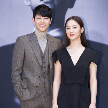 Song Joong Ki Rangkul Jeon Yeo Bin di Momen Reuni Drama 'Vincenzo'