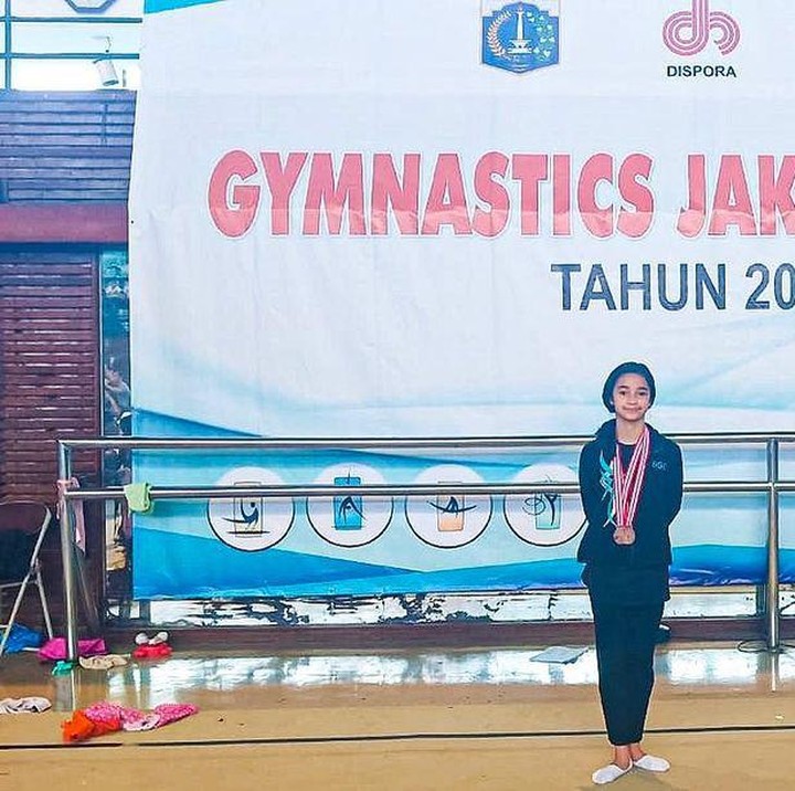 <p>Untuk Bunda ketahui, Sydney juga dikenal sebagai atlet gimnastik atau senam dan pernah memenangkan penghargaan, lho. (Foto: Instagram @cuttaryofficial)</p>