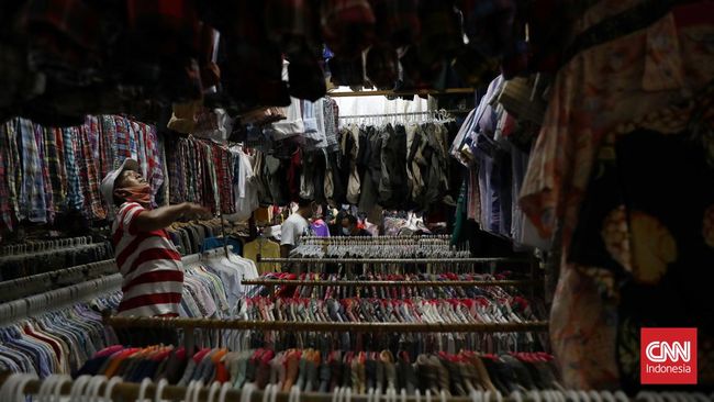 Thrifting atau berburu baju bekas tengah jadi fenomena yang digilai. Dimulai dengan konsep berhemat, kini thrifting dianggap sebagai gaya hidup yang keren.