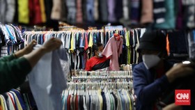 FOTO: 'Thrifting', Angin Segar Bagi Pedagang Baju Era Pandemi