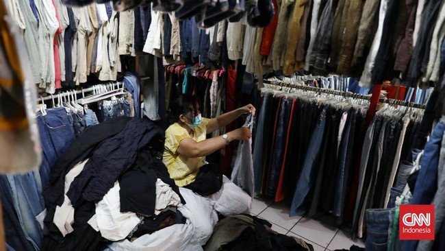 Importir pakaian bekas bisa dikenakan sanksi 5 tahun penjara dan denda Rp5 miliar berdasarkan UU Nomor 7 tahun 2014 tentang Perdagangan.