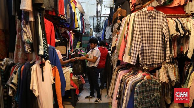 Dengan Thrifting, kamu dapat memperoleh pakaian dengan merek-merek ternama, namun, bekas pakai. Lokasi berburunya pun banyak.