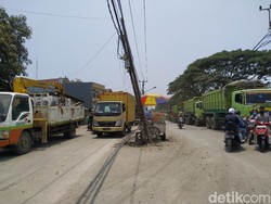 Jl Raya Perancis Tangerang: Permukaan Hancur, Tiang-tiang di Tengah Jalan