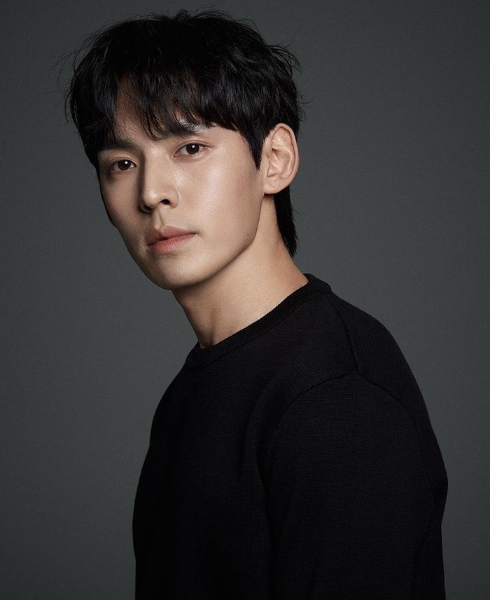 Tidak hanya itu, aktor di bawah agensi yang sama dengan Shin Min-Ah ini juga mendapatkan peran cameo di drama Mystic Pop-up Bar (2020) dan Dr. Romantic 2 (2020). Kita tunggu karya-karya Hyung-suk selanjutnya, ya! / Foto : instagram.com/kanghyungsuk_