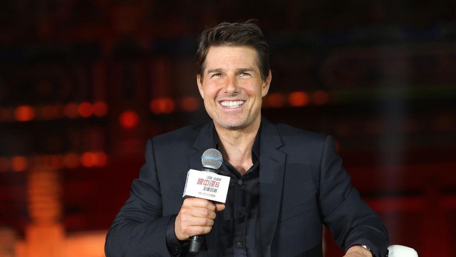 SYDNEY - JANUARY 01:  ACTOR TOM CRUISE AT MEDIA CALL FOR 'FAR AND AWAY' IN SYDNEY. THE MOVIE IS DIRECTED BY RON HOWARD, STARRING BOTH NICOLE KIDMAN AND TOM CRUISE. (Photo by Patrick Riviere/Getty Images).