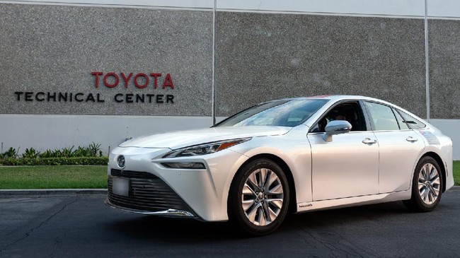 Mobil hidrogen Toyota Mirai mencetak rekor perjalanan 1.360 km menggunakan satu tangki hidrogen 5,65 kg, lebih jauh dari kebanyakan mobil listrik.