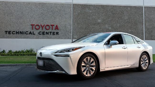 Rekor Jarak Tempuh Mobil Hidrogen, Sejauh Lampung ke Bali Mobil hidrogen Toyota Mirai mencetak rekor perjalanan 1.360 km menggunakan satu tangki hidrogen 5,65 kg, lebih jauh dari kebanyakan mobil listrik.