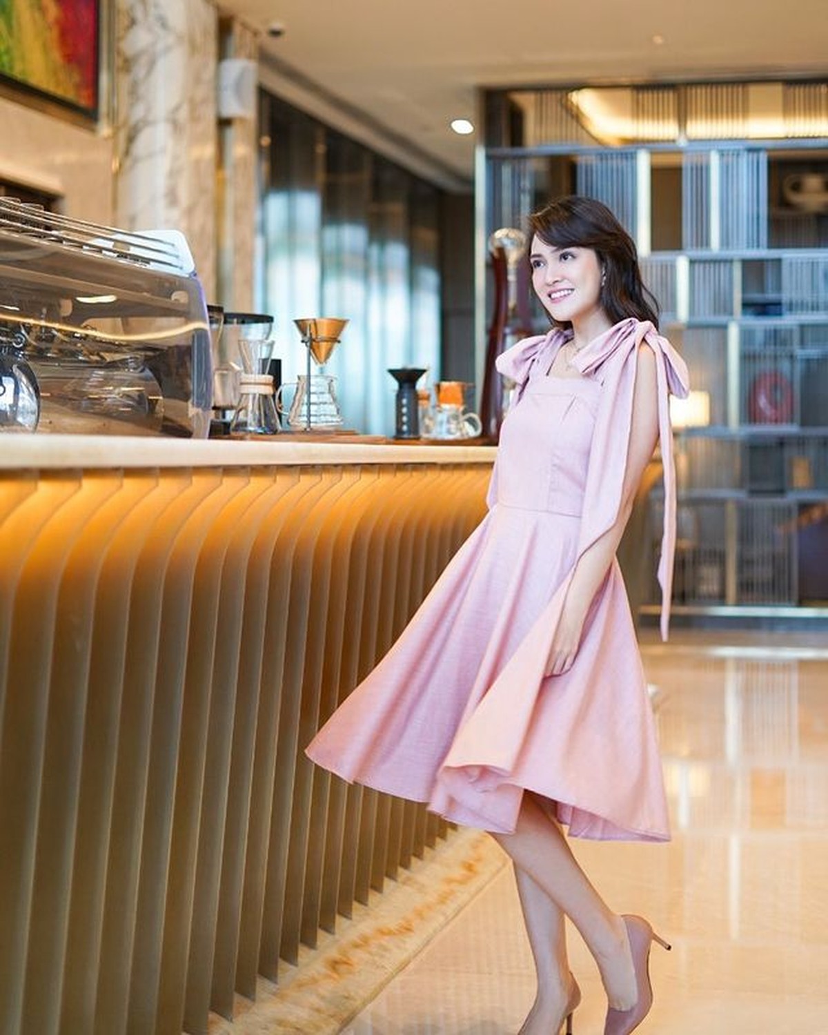 Usai isu heboh menerpa rumah tangga Shandy Aulia&comma; ia tampak mengubah gaya rambutnya&period; Yuk intip&excl;