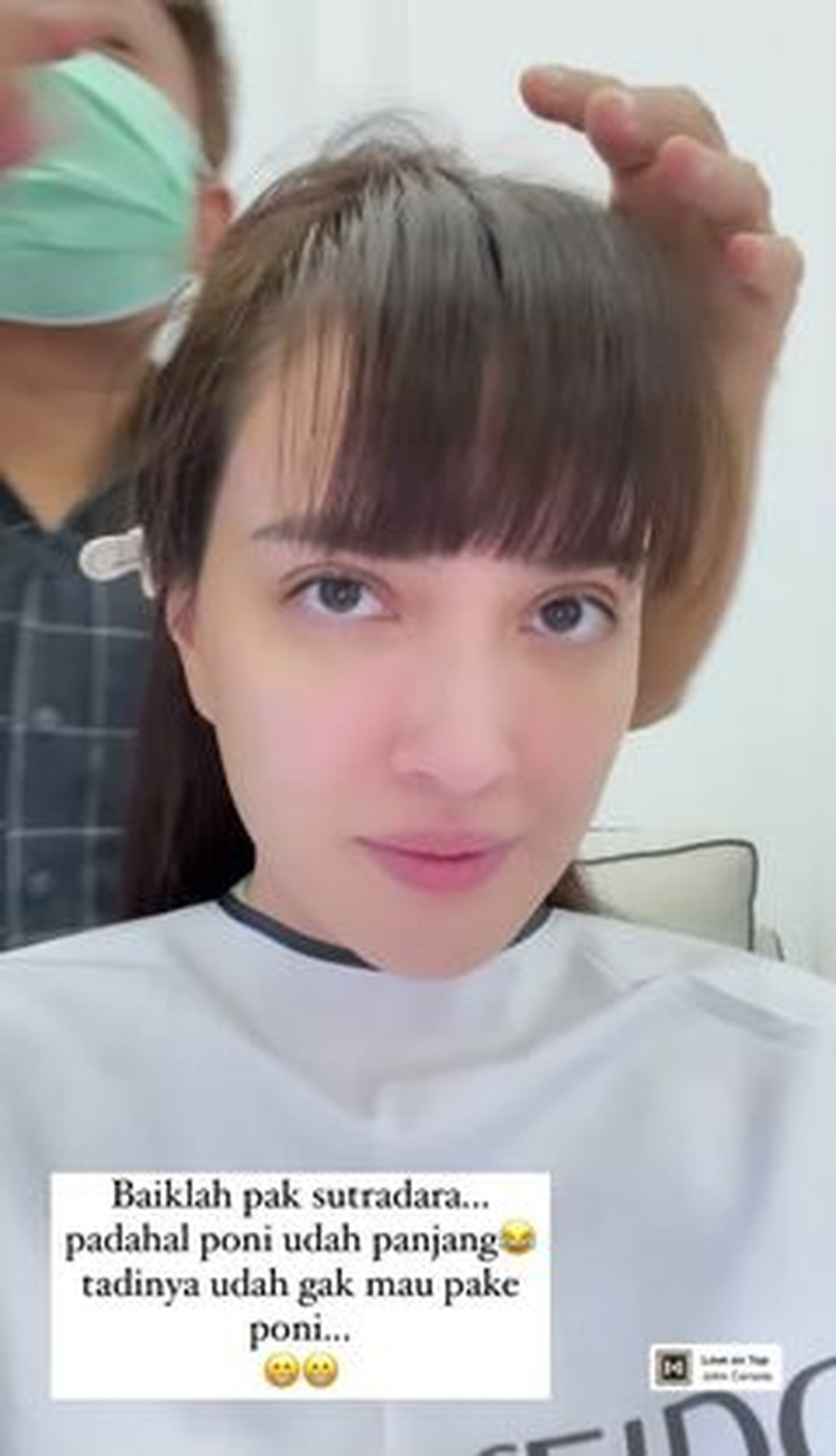 Usai isu heboh menerpa rumah tangga Shandy Aulia&comma; ia tampak mengubah gaya rambutnya&period; Yuk intip&excl;