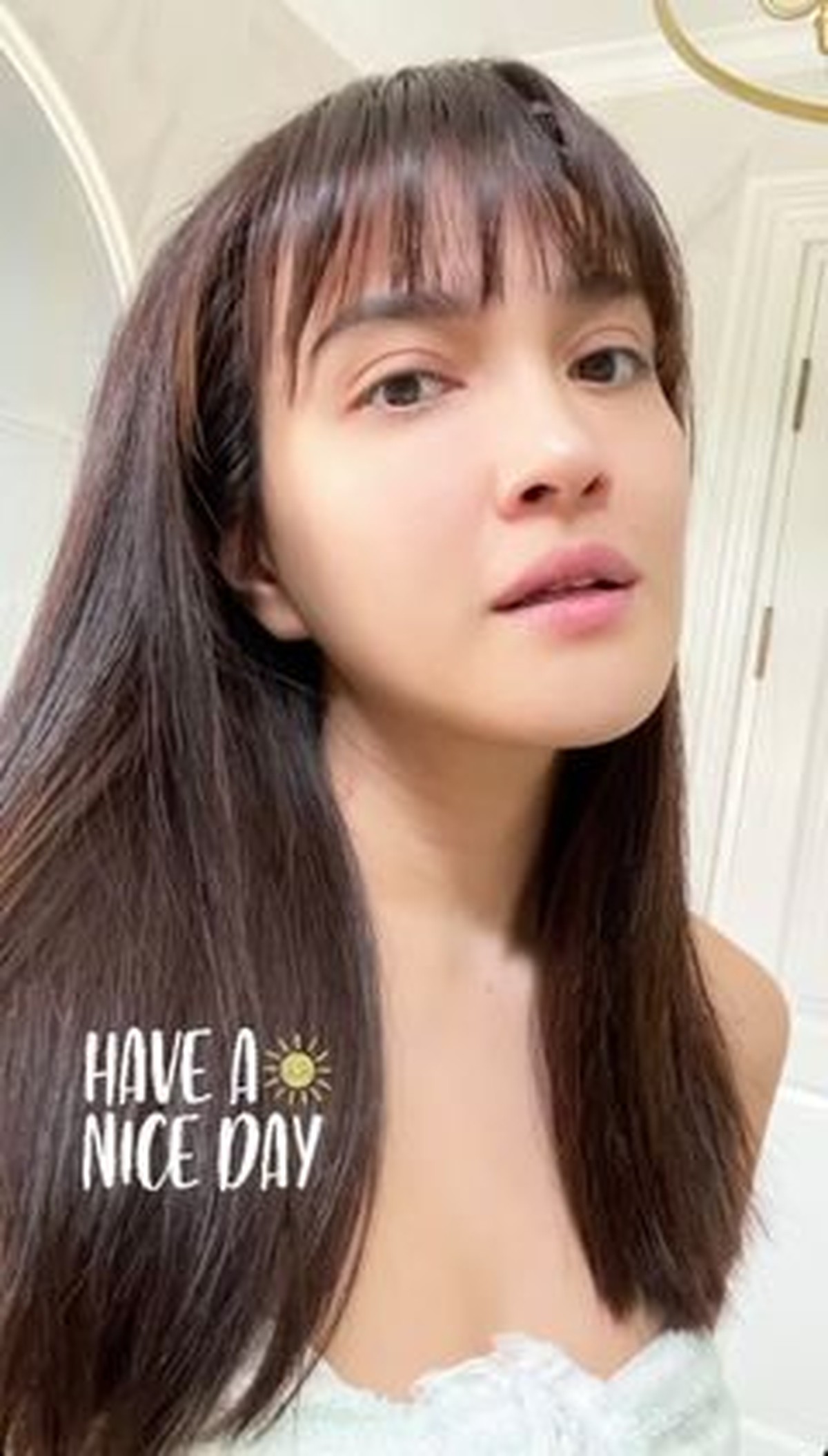 Usai isu heboh menerpa rumah tangga Shandy Aulia&comma; ia tampak mengubah gaya rambutnya&period; Yuk intip&excl;