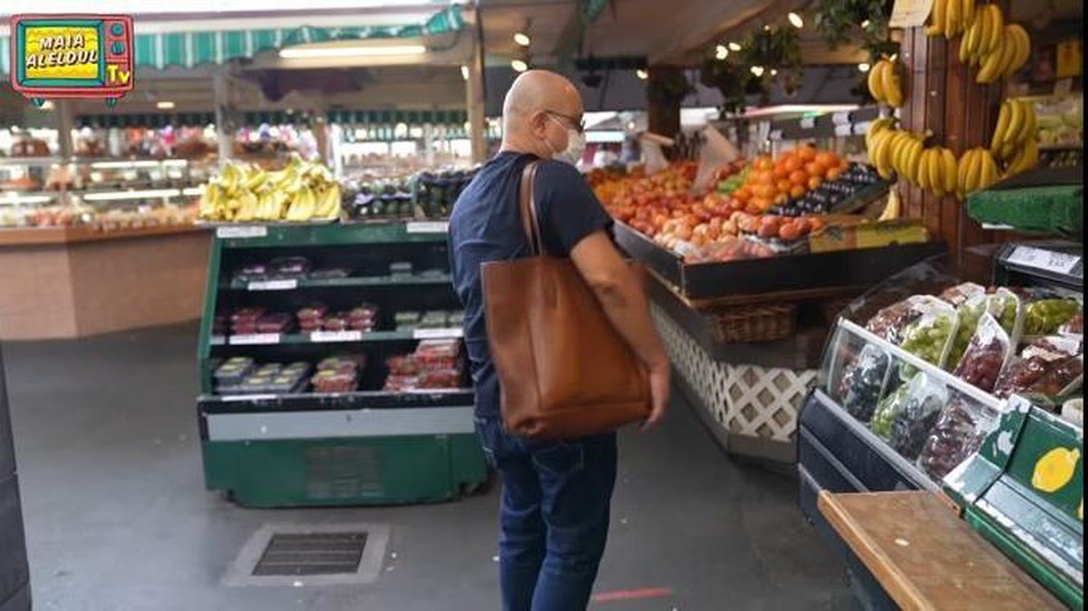 Jalan-jalan di Amerika&comma; kelakukan manis Irwan Mussry tak malu tenteng tas Maia Estianty jadi sorotan&period; Yuk intip&excl;