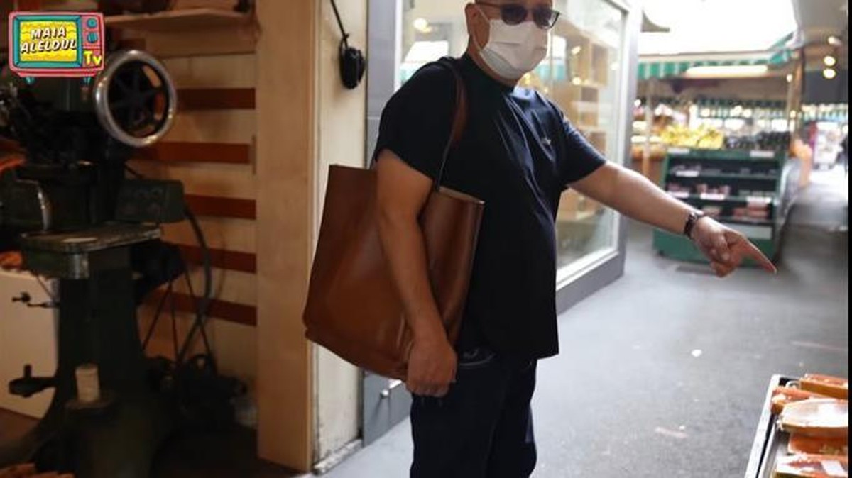 Jalan-jalan di Amerika&comma; kelakukan manis Irwan Mussry tak malu tenteng tas Maia Estianty jadi sorotan&period; Yuk intip&excl;