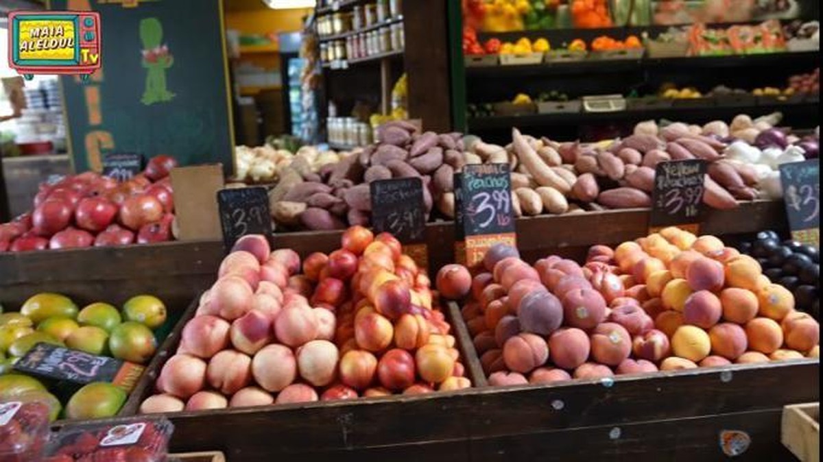 Jalan-jalan di Amerika&comma; kelakukan manis Irwan Mussry tak malu tenteng tas Maia Estianty jadi sorotan&period; Yuk intip&excl;