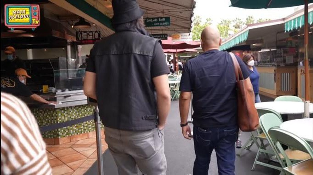 Jalan-jalan di Amerika&comma; kelakukan manis Irwan Mussry tak malu tenteng tas Maia Estianty jadi sorotan&period; Yuk intip&excl;