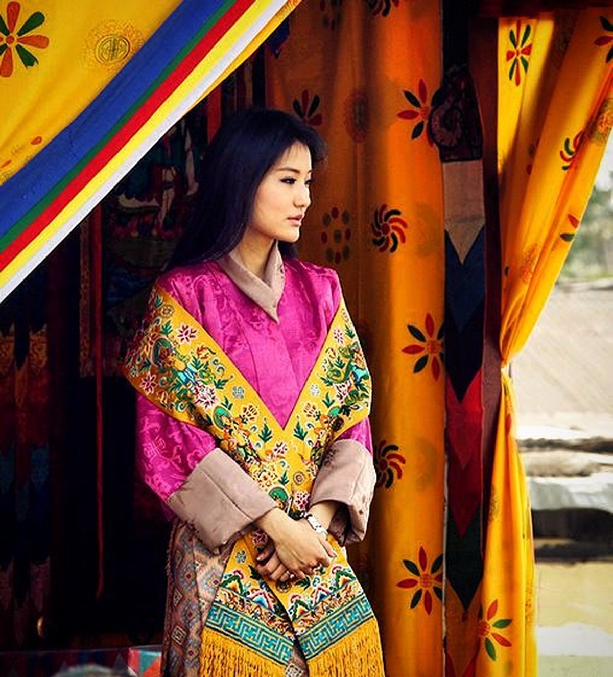 Ratu Jetsun yang dipersunting Raja Bhutan pada tahun 2013 memiliki paras yang cantik&period; Yuk kita intip potretnya&excl;