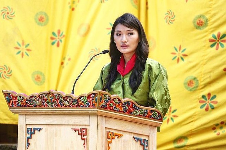 Ratu Jetsun yang dipersunting Raja Bhutan pada tahun 2013 memiliki paras yang cantik. Yuk kita intip potretnya!
