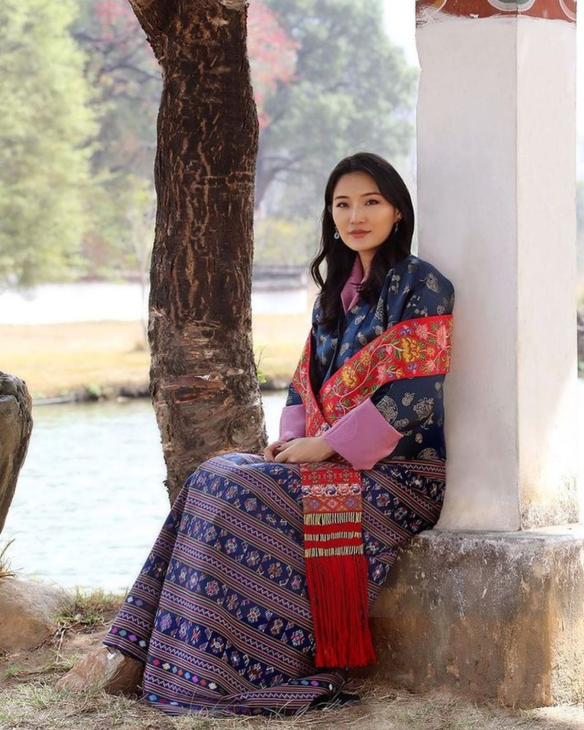 Ratu Jetsun yang dipersunting Raja Bhutan pada tahun 2013 memiliki paras yang cantik&period; Yuk kita intip potretnya&excl;