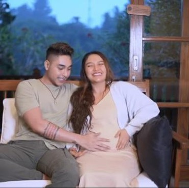 7 Potret Perdana Siti Badriah Pamer Baby Bump yang Sudah Besar