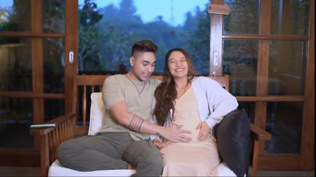 Siti Badriah baru saja mengumumkan kabar bahagia kehamilan anak pertamanya&period; Yuk intip potret perdana Siti pamer baby bump&excl;